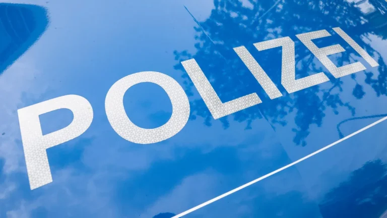Einsatzkräfte alarmiert: Mann mit Messer bedroht Passanten – Polizei setzt Waffe ein