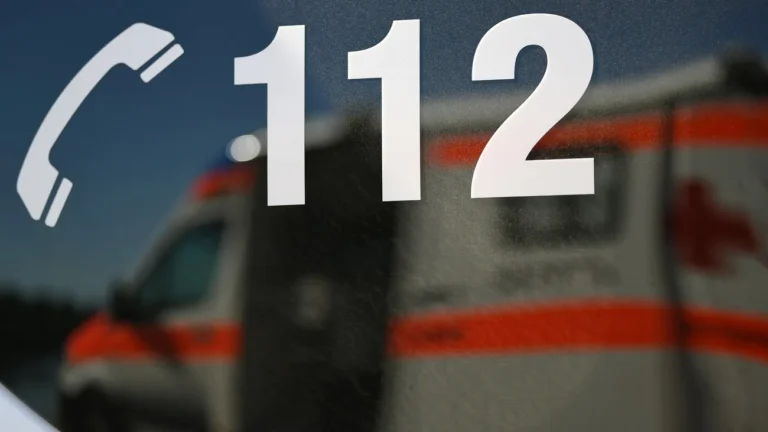 Unfall auf nasser Fahrbahn: Auto überschlägt sich auf A71 – Zwei Verletzte