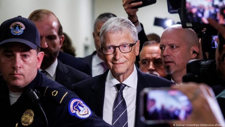 Bill Gates sagt, er wurde von Epstein erpresst