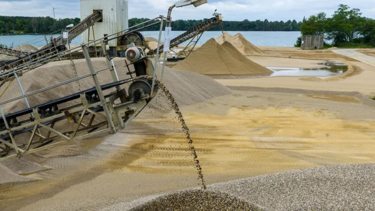Streit um Sand und Kies: Richter stellen kritische Fragen zum Kiesabbau am Rhein