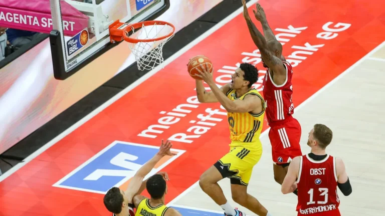 Basketball-Bundesliga: Alba Berlin siegt in München und gleicht Finalserie aus