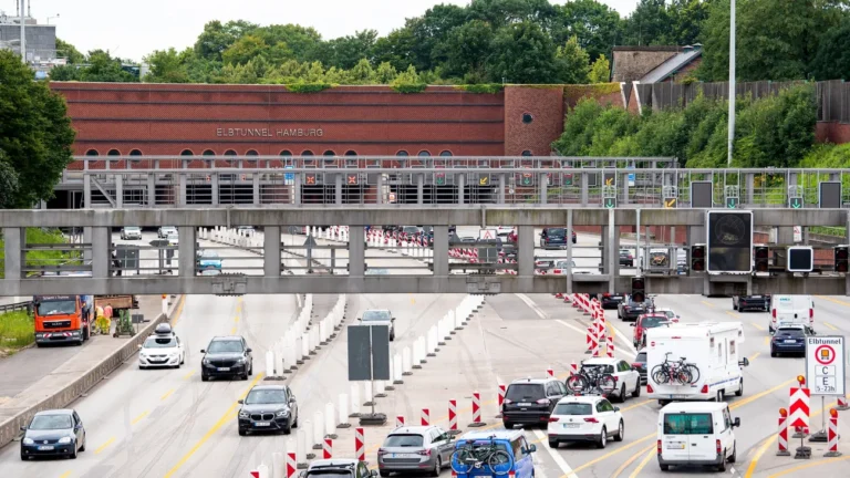 Autobahnsperrung: Elbtunnel wieder frei – Straße neben A7 gesperrt