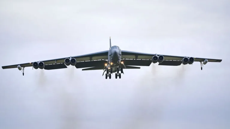Unfall in den USA: B-52-Bomber stürzt kurz nach dem Start in Kalifornien ab