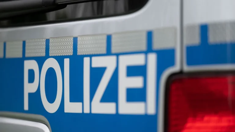 Landkreis Böblingen: Radfahrerin stirbt nach Kollision mit Auto