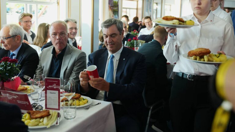 CSU-Chef Markus Söder bei SPD-Spargelfahrt in Berlin: Schulterschluss-Versuche an Bord – Politik