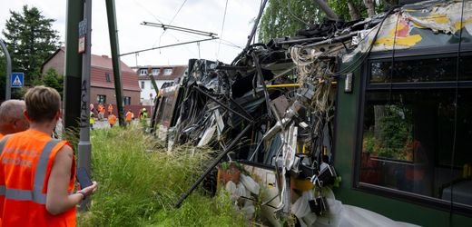 Berlin-Neu-Hohenschönhausen: Straßenbahn entgleist und aufgerissen