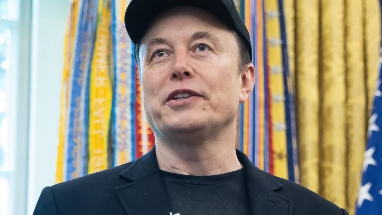 Ausschreitungen in Belfast – Forscher: Musk verbreitete Beiträge britischer Rechtsextremer millionenfach weiter