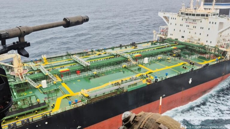 Frankreich stoppt Öltanker – Russland spricht von Piraterie