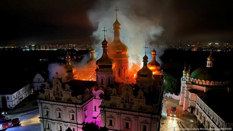 Raketenbeschuss in Kyjiw: Feuer in der Hauptkathedrale