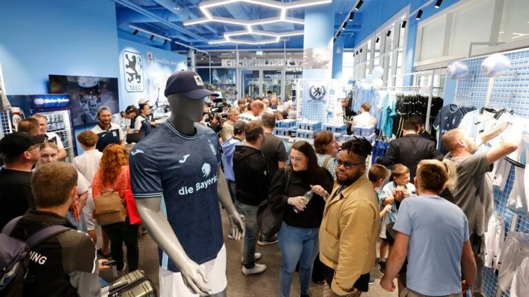 TSV 1860 München eröffnet Fanshop am Flughafen trotz Krise – München