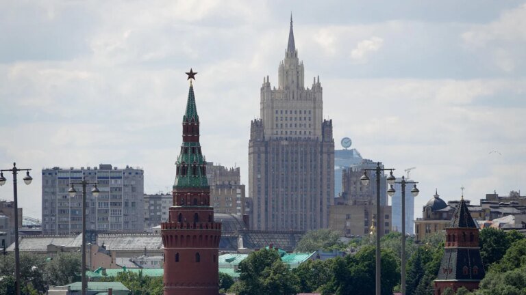 Ukraine News: Moskau meldet Attacken von 60 Drohnen – Ölraffinerie getroffen – Politik
