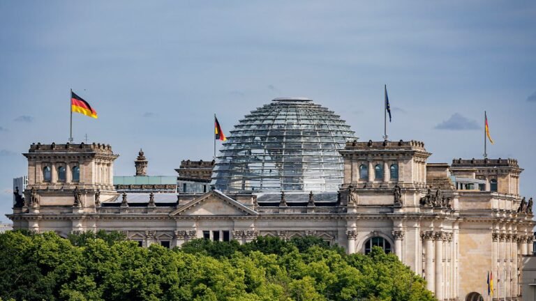 Bundestagsabgeordnete erhalten nach vier Jahren so hohe Altersbezüge wie Arbeitnehmer nach 28 Jahren