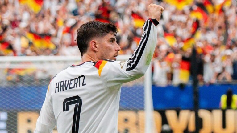 Kuriosum bei WM-Fantrikots: Adidas hat V-Mangel bei DFB-Trikots von Havertz und Co.
