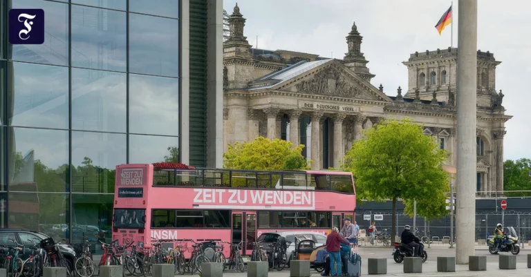 „Zeit zu wenden“: eine Busfahrt mit Wolfgang Kubicki