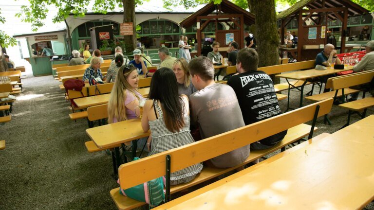 Biergärten in München: Bierbänke mit Lehnen – der Beginn vom Ende einer Tradition? – München
