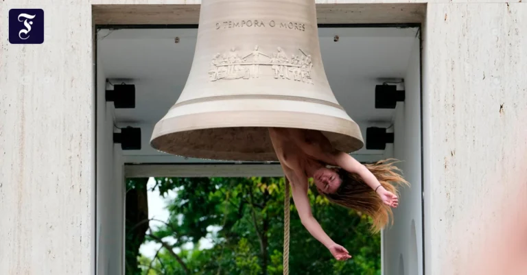 Florentina Holzinger spielt bei der Biennale jetzt die Klofrau