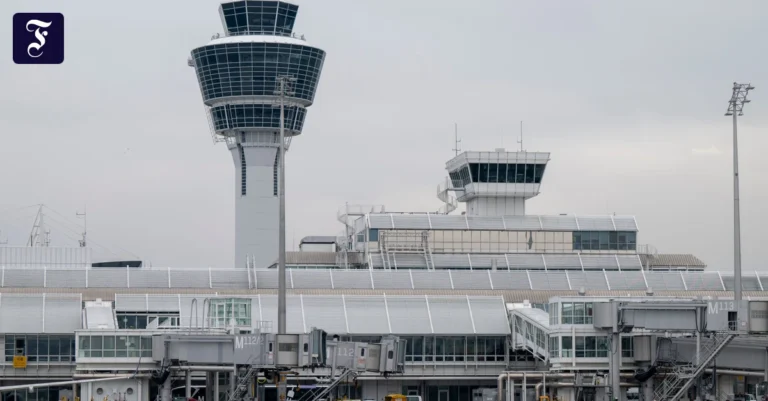 Flughafen München stellt Betrieb ein: Brandgeruch im Tower