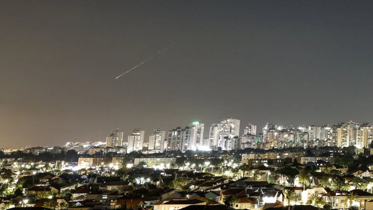 News zu Iran: Iran feuert Raketen auf Israel – Politik