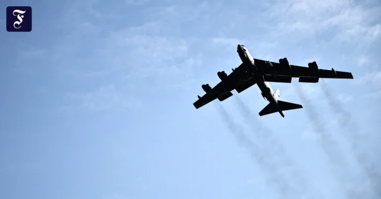 B-52-Bomber in Kalifornien abgestürzt: Acht Tote befürchtet