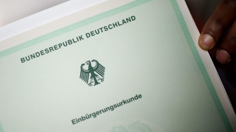 Zahl der Einbürgerungen 2025 auf Höchststand gestiegen
