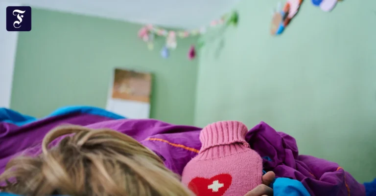 Kinderkrankentage 2025: Frauen tragen Hauptlast laut AOK