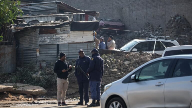 Bewaffnete erschießen bei Angriff in Armensiedlung nahe Johannesburg 12 Menschen