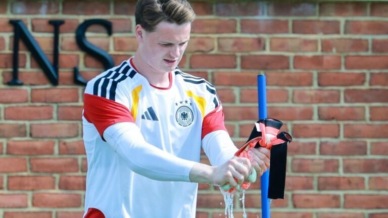 Darum muss Urbig gegen Curaçao auf der Tribüne sitzen