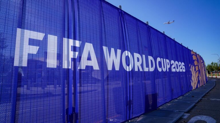 Los Angeles – Iranisches Fußballteam landet zum ersten WM-Spiel in den USA