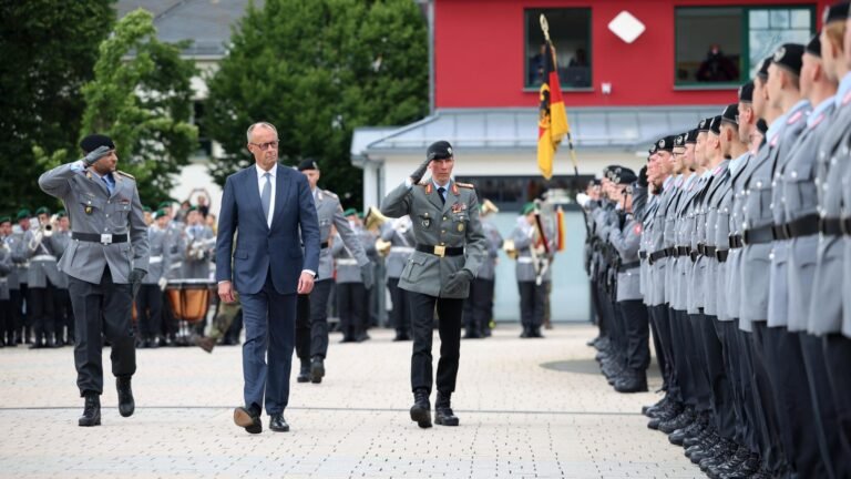 Öffentliches Gelöbnis von Rekruten im Sauerland: Merz würdigt Rolle der Bundeswehr