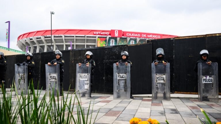 Tausende Lehrer blockieren kurz vor WM-Eröffnung Zugang zum Aztekenstadion