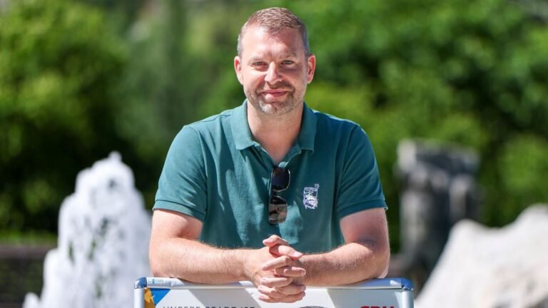 CDU-Kandidat gewinnt OB-Wahl gegen Rechtsextremen