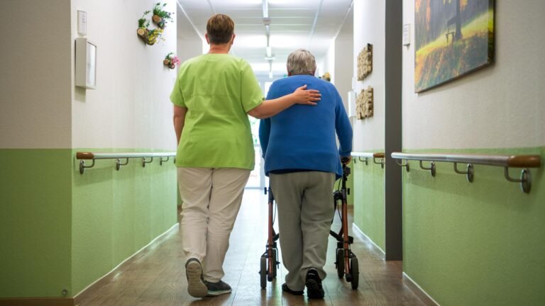 Pflegeforscher: Warken wird Sparziel nicht erreichen