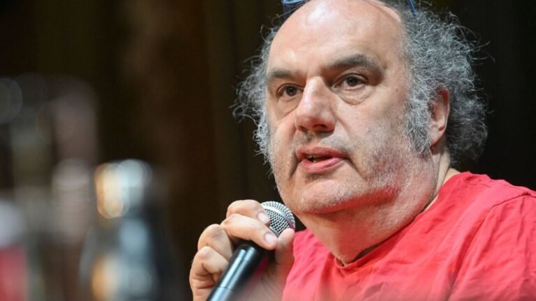 Neuer Intendant macht Berliner Volksbühne zum Schwimmbad