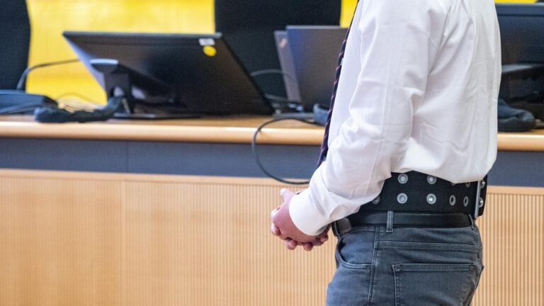 Axtangriff in ICE – 21-Jähriger in Regensburg vor Gericht