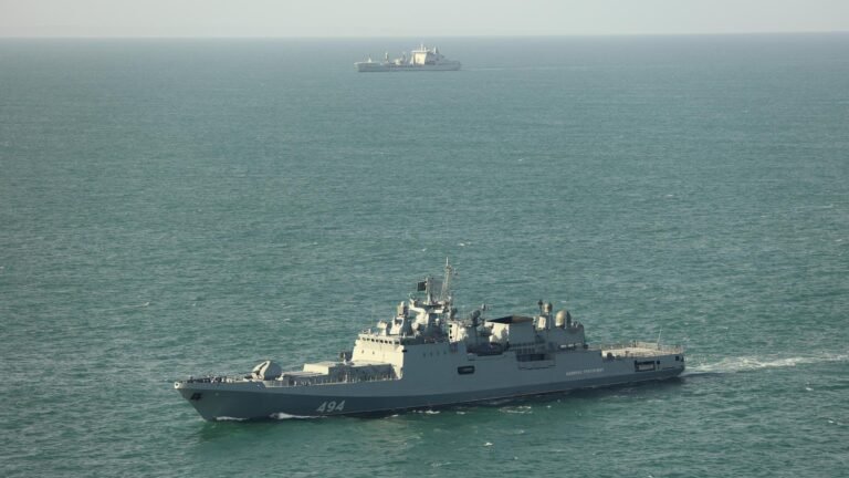 Russisches Kriegsschiff feuert Warnschüsse in Richtung von Yacht ab