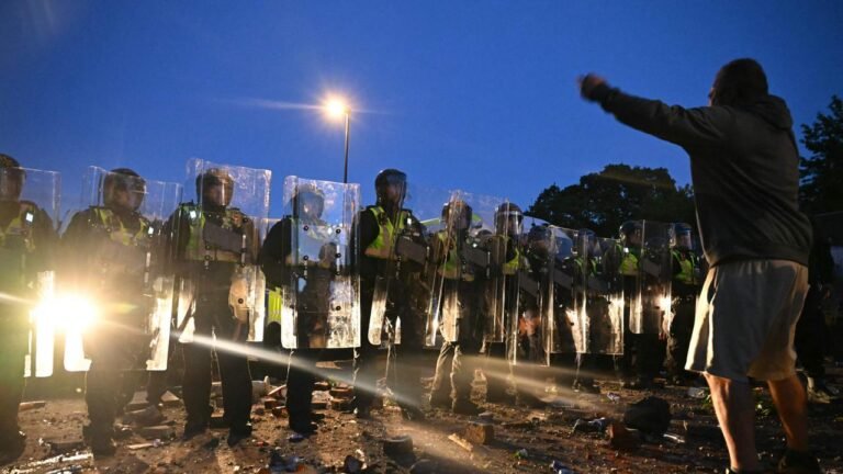 Unruhen und Rassismusdebatte in Großbritannien nach Polizeifehler