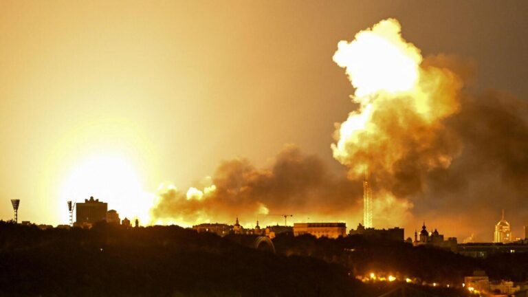Russland greift Ukraine massiv an – 24‑stöckiges Wohnhaus in Kyjiw getroffen