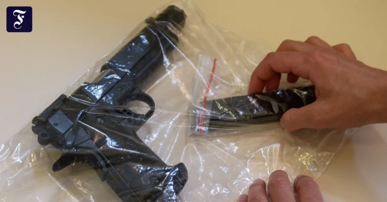 Gießen: Mädchen schießt an Bushaltestelle mit Softairwaffe und trifft ein Kind: Aktuelle Nachrichten aus Frankfurt & Hessen